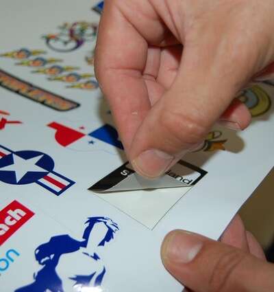 Stampa su adesivo scontornato